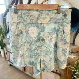 Aritzia Talula Floral Print Shorts High Rise Waist with Pockets Size Medium